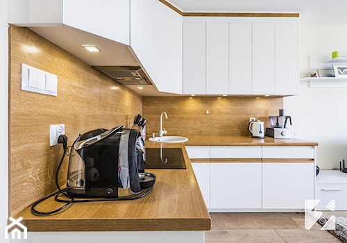Białe meble do kuchni z elementami w kolorze drewna - Duża otwarta z nablatowym zlewozmywakiem kuchnia w kształcie litery l z kompozytem na ścianie nad blatem kuchennym, styl nowoczesny - zdjęcie od 3TOP KUCHNIE