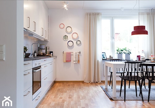 Modne szarości z kolorowymi akcentami - Mała otwarta biała kuchnia jednorzędowa, styl skandynawski - zdjęcie od Casa Bianca