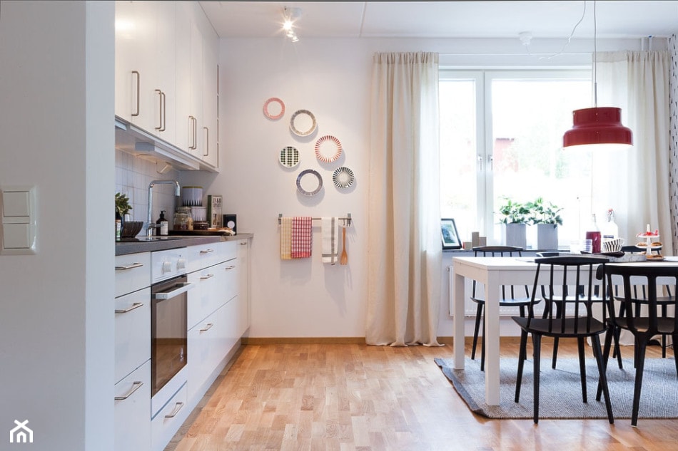 Modne szarości z kolorowymi akcentami - Mała otwarta biała kuchnia jednorzędowa, styl skandynawski - zdjęcie od Casa Bianca - Homebook