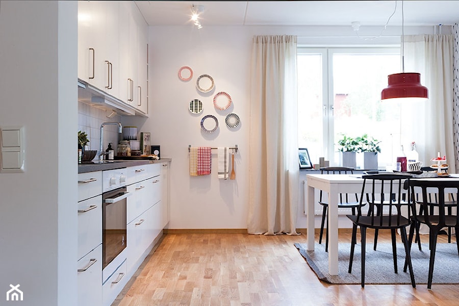 Modne szarości z kolorowymi akcentami - Mała otwarta biała kuchnia jednorzędowa, styl skandynawski - zdjęcie od Casa Bianca