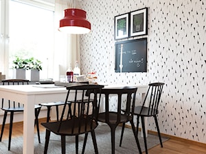 Modne szarości z kolorowymi akcentami - Mała biała jadalnia w salonie w kuchni jako osobne pomieszczenie, styl skandynawski - zdjęcie od Casa Bianca