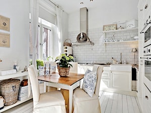 Mieszkanie pełne bieli - Duża zamknięta z kamiennym blatem biała z zabudowaną lodówką z nablatowym zlewozmywakiem kuchnia w kształcie litery l z oknem, styl skandynawski - zdjęcie od Casa Bianca