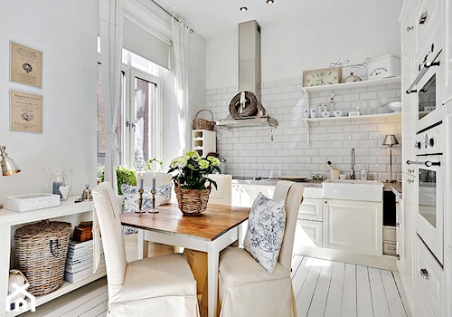 Mieszkanie pełne bieli - Duża zamknięta z kamiennym blatem biała z zabudowaną lodówką z nablatowym zlewozmywakiem kuchnia w kształcie litery l z oknem, styl skandynawski - zdjęcie od Casa Bianca