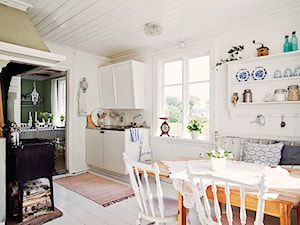 Skandynawski letni dom - Średnia zamknięta z kamiennym blatem biała z zabudowaną lodówką z nablatowym zlewozmywakiem kuchnia dwurzędowa z oknem, styl skandynawski - zdjęcie od Casa Bianca