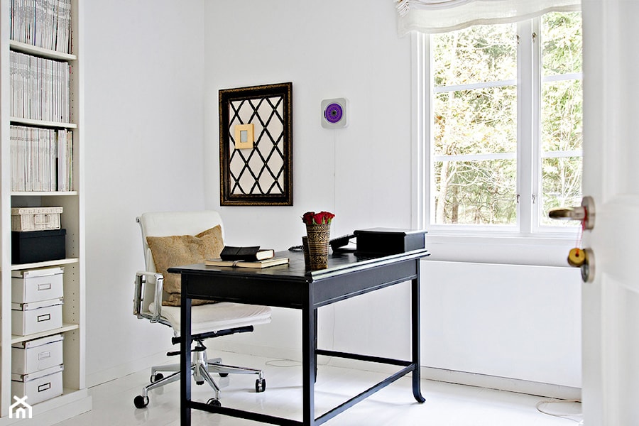 Przytulnie, elegancko i po skandynawsku - Małe białe biuro, styl skandynawski - zdjęcie od Casa Bianca