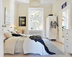 Mieszkanie w stylu skandynawskim - Średnia żółta sypialnia, styl skandynawski - zdjęcie od Casa Bianca - Homebook