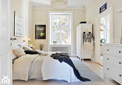 Mieszkanie w stylu skandynawskim - Średnia żółta sypialnia, styl skandynawski - zdjęcie od Casa Bianca
