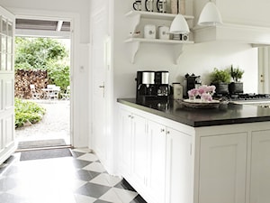 Biały dom z pięknym ogrodem - Kuchnia - zdjęcie od Casa Bianca