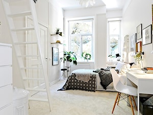 Mieszkanie w stylu skandynawskim - Duża biała z biurkiem sypialnia, styl skandynawski - zdjęcie od Casa Bianca