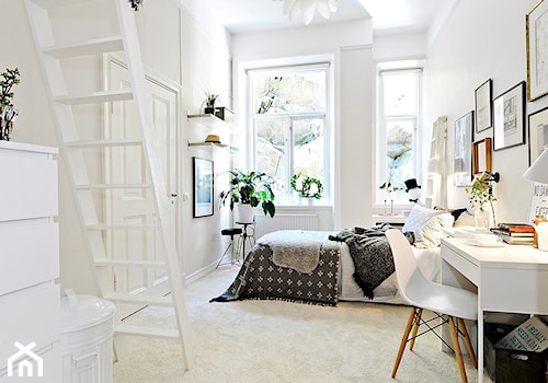 Mieszkanie w stylu skandynawskim - Duża biała z biurkiem sypialnia, styl skandynawski - zdjęcie od Casa Bianca