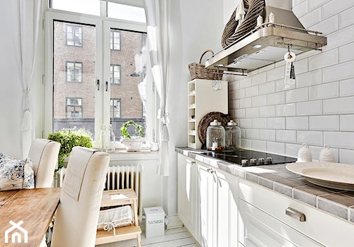 Mieszkanie pełne bieli - Mała zamknięta z salonem z kamiennym blatem biała kuchnia w kształcie litery u z oknem, styl skandynawski - zdjęcie od Casa Bianca