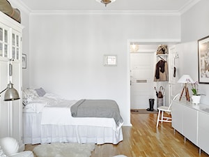 Mała biała! - Średnia biała szara sypialnia, styl skandynawski - zdjęcie od Casa Bianca