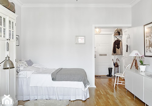 Mała biała! - Średnia biała szara sypialnia, styl skandynawski - zdjęcie od Casa Bianca