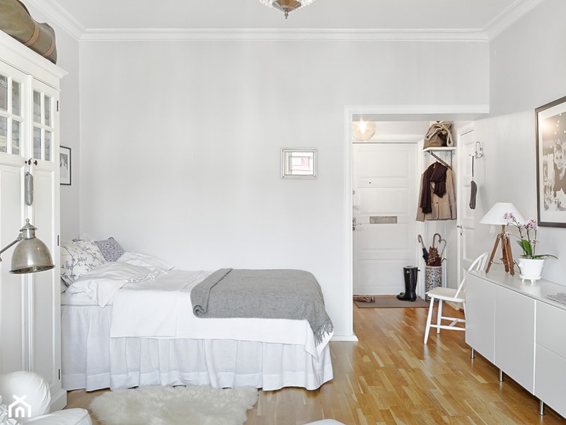 Mała biała! - Średnia biała szara sypialnia, styl skandynawski - zdjęcie od Casa Bianca - Homebook