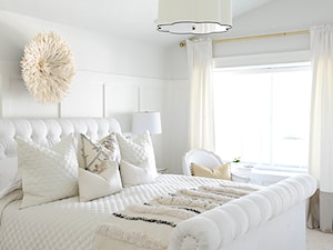 Dom w stylu nowojorskim - Średnia biała sypialnia, styl glamour - zdjęcie od Casa Bianca