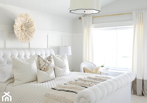 Dom w stylu nowojorskim - Średnia biała sypialnia, styl glamour - zdjęcie od Casa Bianca