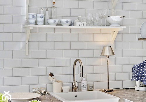 Mieszkanie pełne bieli - Mała zamknięta z kamiennym blatem biała z lodówką wolnostojącą z nablatowym zlewozmywakiem kuchnia w kształcie litery l, styl skandynawski - zdjęcie od Casa Bianca