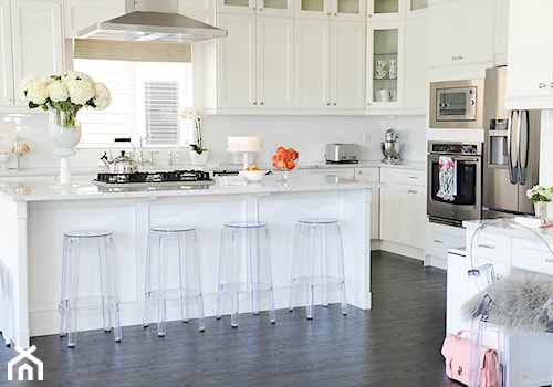 Dom w stylu nowojorskim - Duża otwarta biała z zabudowaną lodówką kuchnia w kształcie litery l z wyspą lub półwyspem, styl glamour - zdjęcie od Casa Bianca