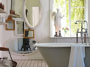 Dom w rustykalnym stylu - Średnia z lustrem z marmurową podłogą łazienka z oknem, styl rustykalny - zdjęcie od Casa Bianca
