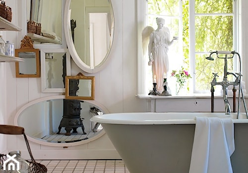 Dom w rustykalnym stylu - Średnia z lustrem z marmurową podłogą łazienka z oknem, styl rustykalny - zdjęcie od Casa Bianca