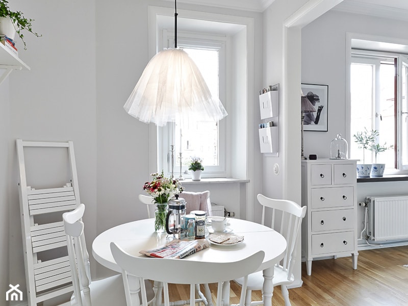 Mała biała! - Mała biała jadalnia w salonie, styl skandynawski - zdjęcie od Casa Bianca - Homebook