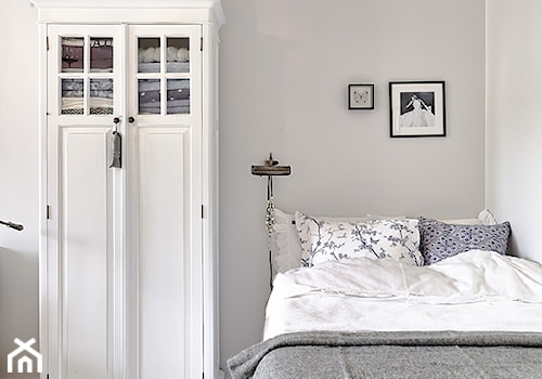 Mała biała! - Średnia szara sypialnia, styl skandynawski - zdjęcie od Casa Bianca
