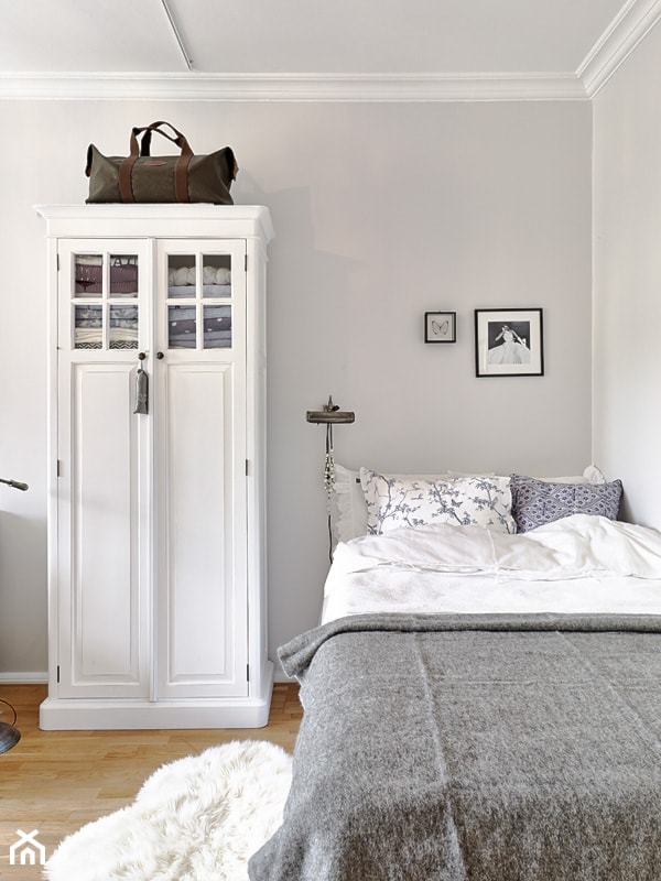 Mała biała! - Średnia szara sypialnia, styl skandynawski - zdjęcie od Casa Bianca