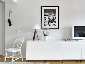 Mała biała! - Salon, styl skandynawski - zdjęcie od Casa Bianca