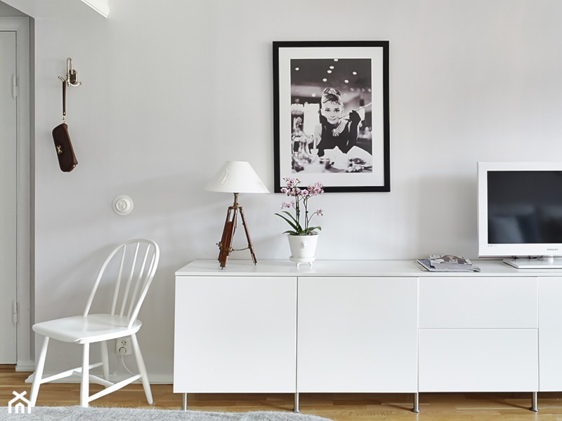 Mała biała! - Salon, styl skandynawski - zdjęcie od Casa Bianca
