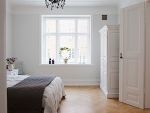 Klasyka z Malmö - Średnia biała sypialnia, styl skandynawski - zdjęcie od Casa Bianca