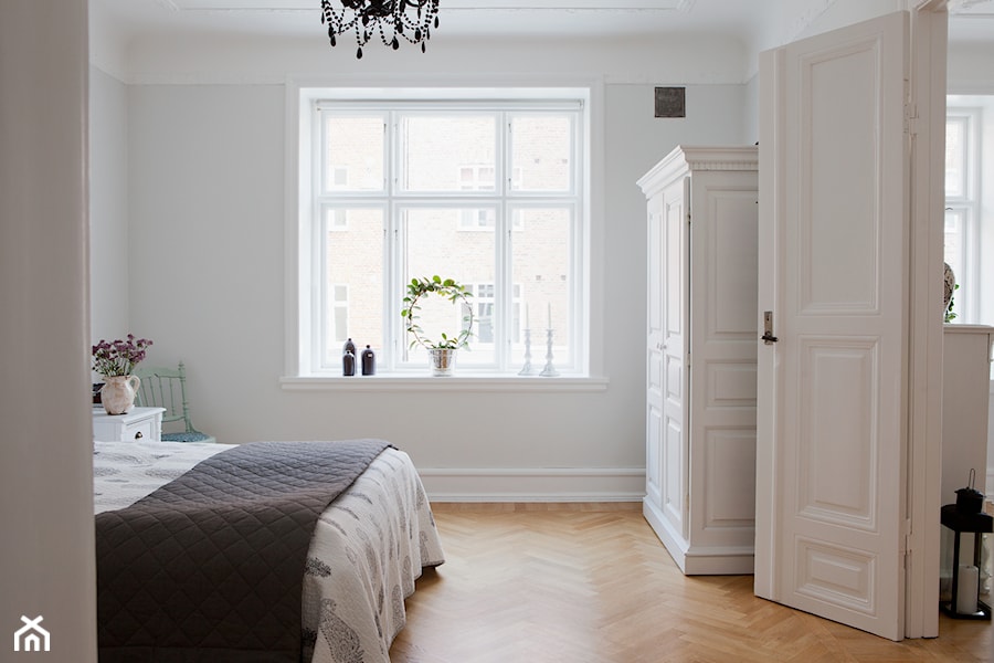 Klasyka z Malmö - Średnia biała sypialnia, styl skandynawski - zdjęcie od Casa Bianca