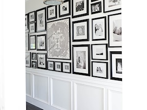 Dom w stylu nowojorskim - Mały biały hol / przedpokój, styl glamour - zdjęcie od Casa Bianca