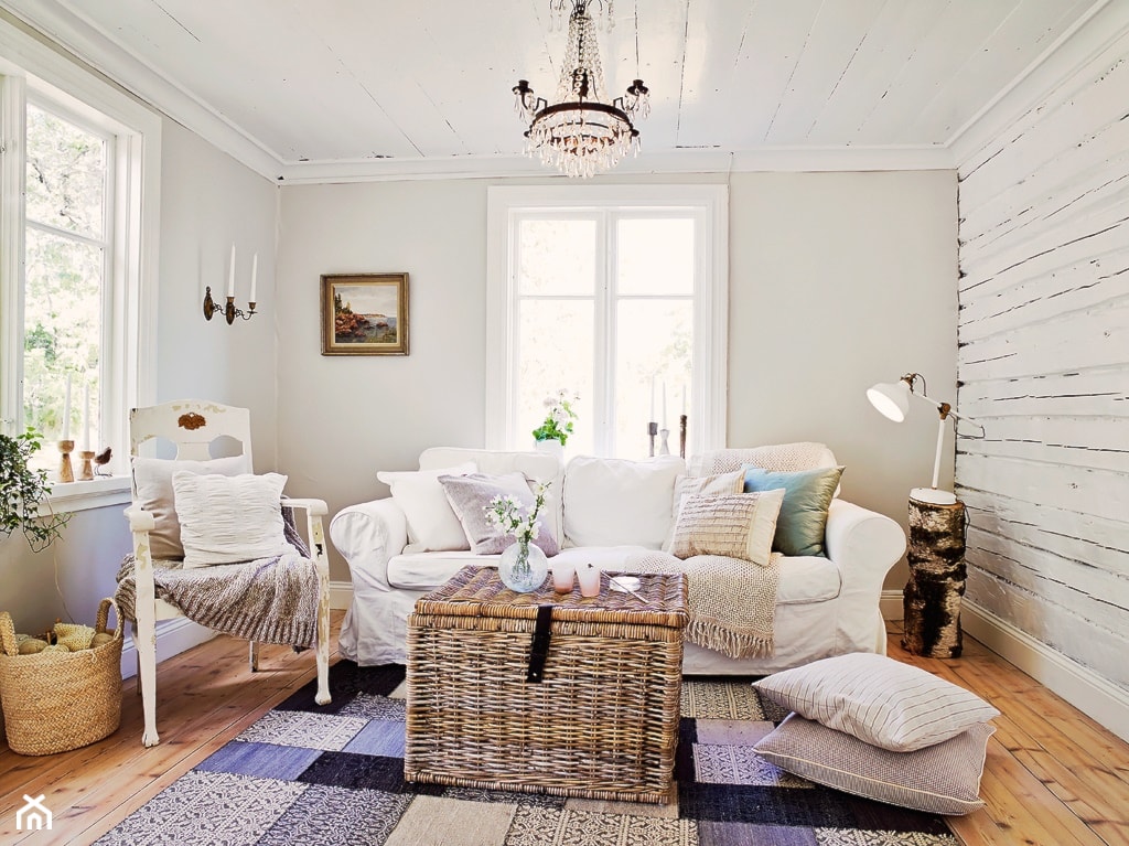 wiklinowa skrzynia, biała sofa, salon w stylu romantycznym