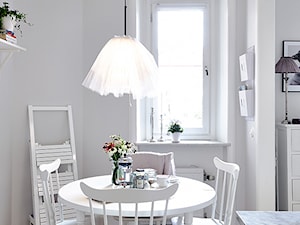 Mała biała! - Mała szara jadalnia jako osobne pomieszczenie, styl skandynawski - zdjęcie od Casa Bianca