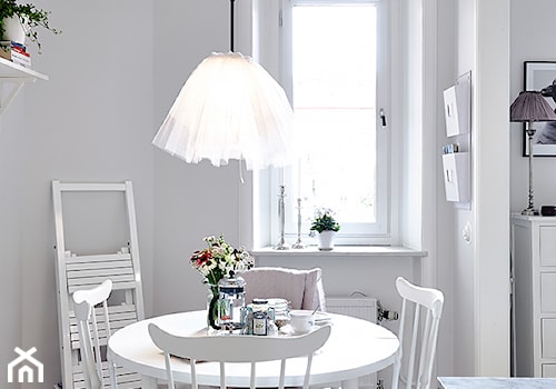 Mała biała! - Mała szara jadalnia jako osobne pomieszczenie, styl skandynawski - zdjęcie od Casa Bianca