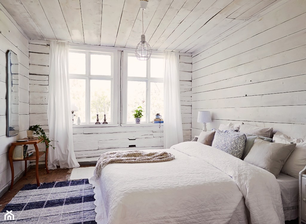 ściany i sufit wyłożone drewnem, białe zasłony, biała lampa wisząca, lustro ścienne