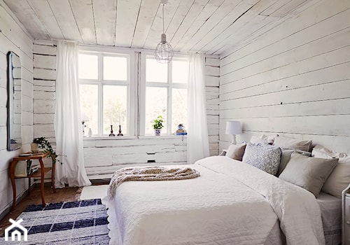 Skandynawski letni dom - Duża biała sypialnia, styl skandynawski - zdjęcie od Casa Bianca