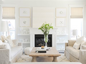 Dom w stylu nowojorskim - Mały biały salon, styl glamour - zdjęcie od Casa Bianca