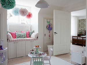 Skandynawski dom - Średni beżowy biały pokój dziecka dla dziecka dla dziewczynki, styl skandynawski - zdjęcie od Casa Bianca