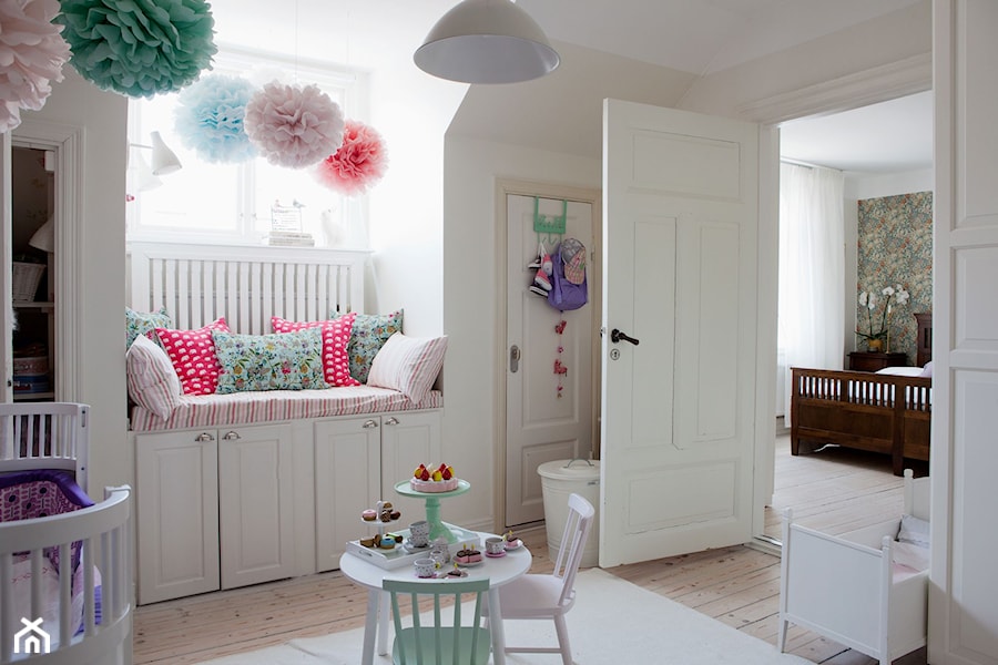 Skandynawski dom - Średni beżowy biały pokój dziecka dla dziecka dla dziewczynki, styl skandynawski - zdjęcie od Casa Bianca