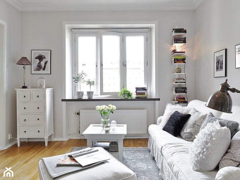 Mała biała! - Mały biały salon, styl skandynawski - zdjęcie od Casa Bianca