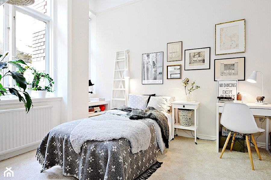 Mieszkanie w stylu skandynawskim - Średnia biała z biurkiem sypialnia, styl skandynawski - zdjęcie od Casa Bianca