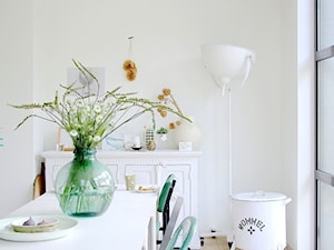 Dom w pastelowych kolorach - Mała biała jadalnia jako osobne pomieszczenie, styl skandynawski - zdjęcie od Casa Bianca