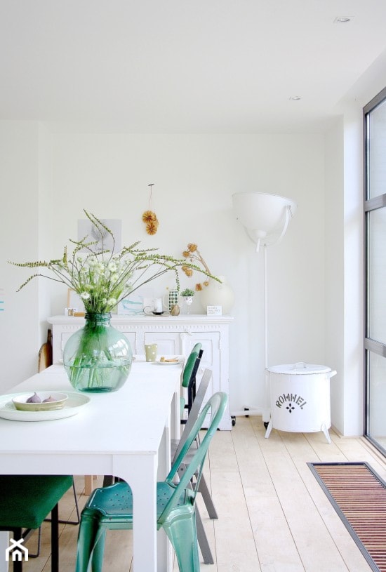 Dom w pastelowych kolorach - Mała biała jadalnia jako osobne pomieszczenie, styl skandynawski - zdjęcie od Casa Bianca