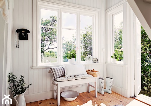 Skandynawski letni dom - Średni biały hol / przedpokój, styl skandynawski - zdjęcie od Casa Bianca