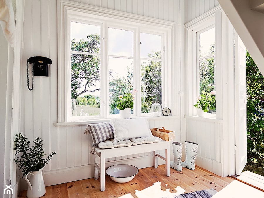 Skandynawski letni dom - Średni biały hol / przedpokój, styl skandynawski - zdjęcie od Casa Bianca