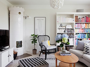 Skandynawski dom - Mały beżowy salon z bibiloteczką, styl skandynawski - zdjęcie od Casa Bianca