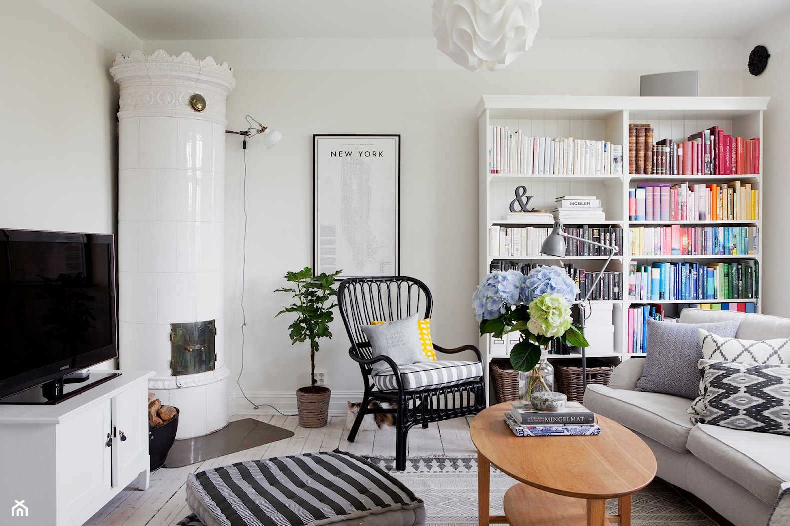 Skandynawski dom - Mały beżowy salon z bibiloteczką, styl skandynawski - zdjęcie od Casa Bianca - Homebook