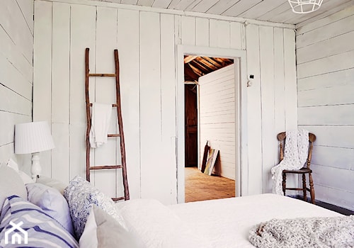 Skandynawski letni dom - Średnia biała sypialnia, styl skandynawski - zdjęcie od Casa Bianca