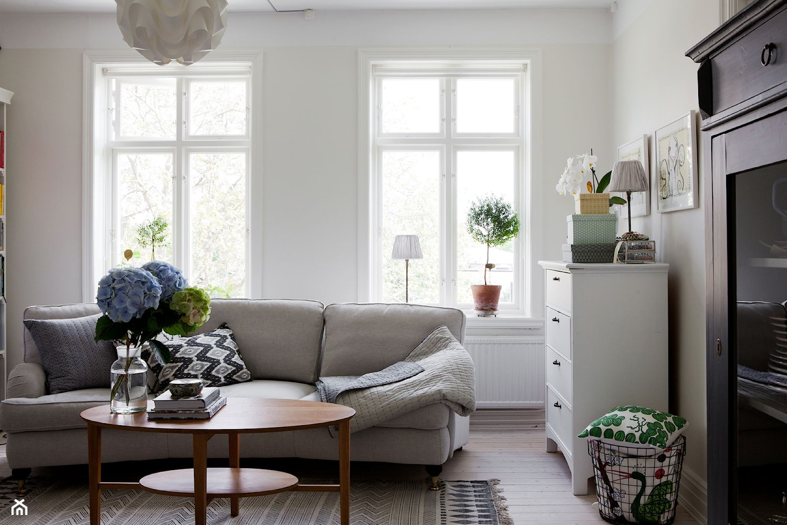 Skandynawski dom - Mały beżowy salon, styl skandynawski - zdjęcie od Casa Bianca - Homebook